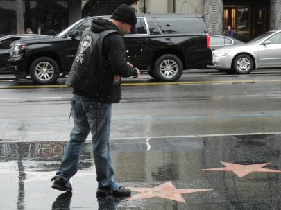 CRECE DEMANDA POR RETIRO DE ESTRELLA DE TRUMP DE HOLLYWOOD