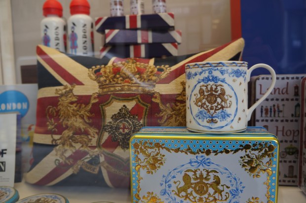 WEST END CELEBRA LOS 90 AÑOS DE LA REINA ISABEL DE INGLATERRA